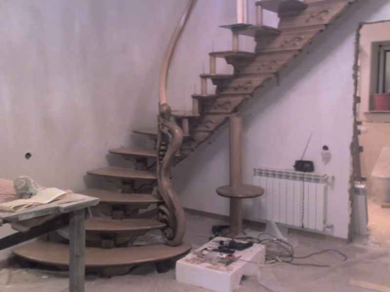 деревянная лестница, сборка на объекте