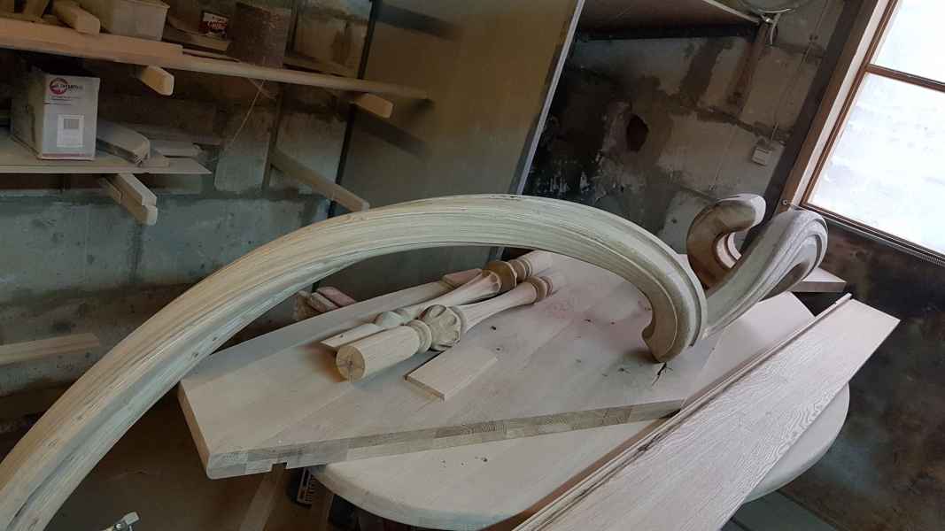 Гнутый и крученый поручень создаст неповторимый образ деревянной лестницы