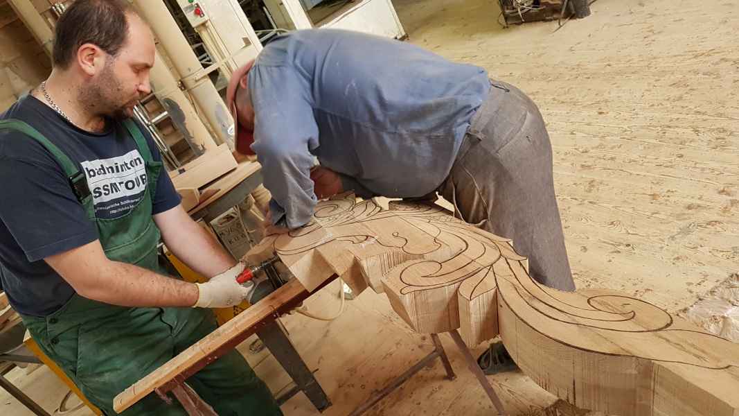 грубая первичная обработка клееной заготовки перед резьбой стартовой пригласительной  опоры лестницы