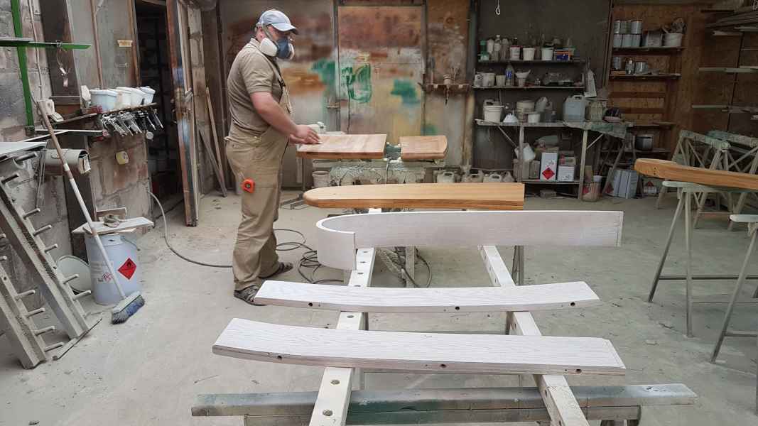 Грунтовка прозрачная или цветная - первый  слой отделки деталей деревянной лестницы