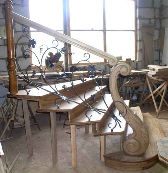 комбинированная лестница, дружим дерево с металлом