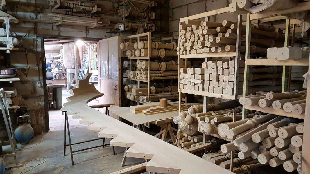 Косоур со стартовым гнутым участком прибавит лестнице красоты и шарма