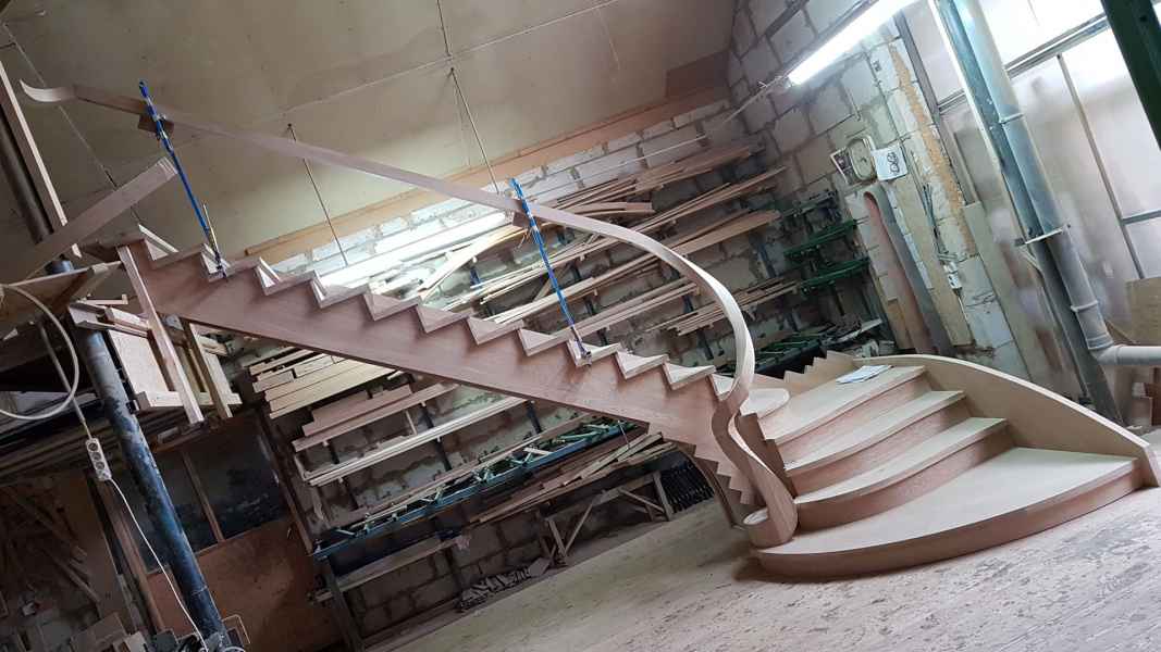 Красиваая лестница из дуба, сухая сборка