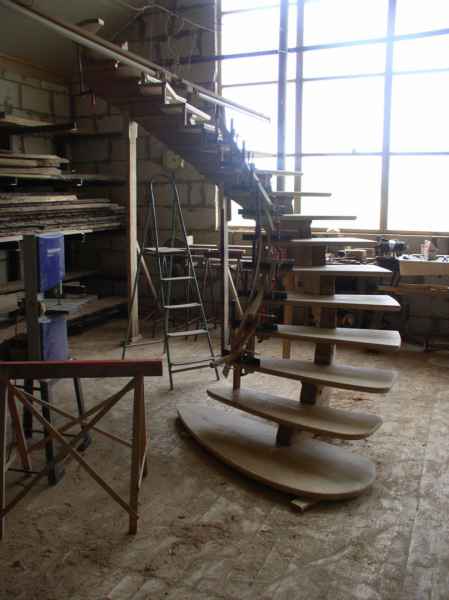 Лестница на гнутом косоуре, первая сборка