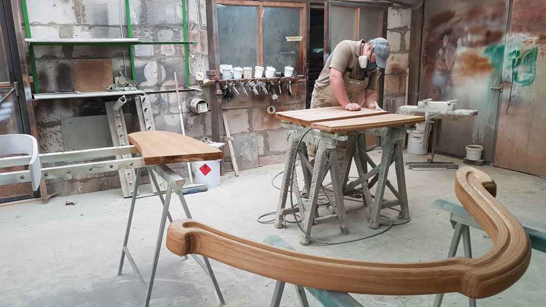 Междуслойное шлифование укрепит связь лакокрасочных материалов с поверхностями деталей лестницы