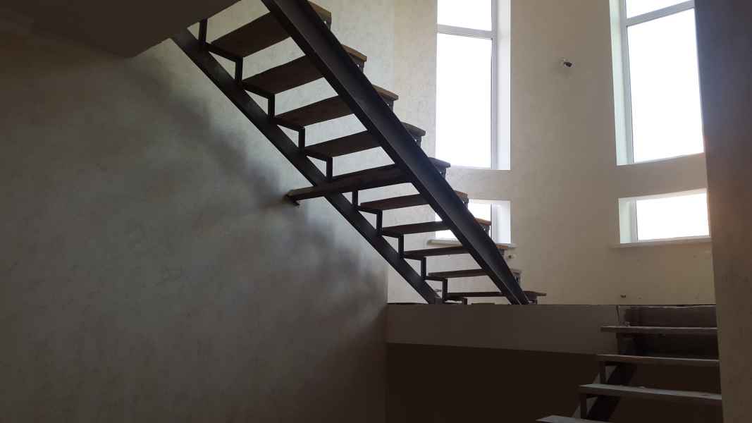 Начало работы - установка металлокаркаса для лестницы, точность до миллиметра - залог  качества