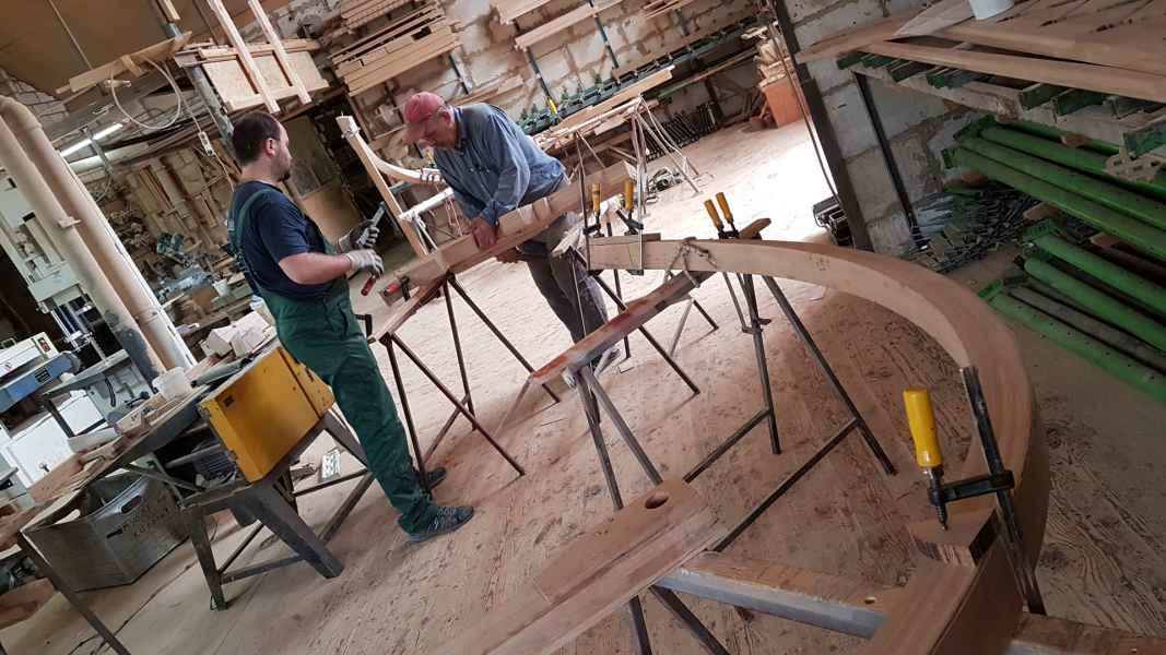 Надежные клеевые соединения укрепляют массив, сдерживают возникающие напряжения в толще материала