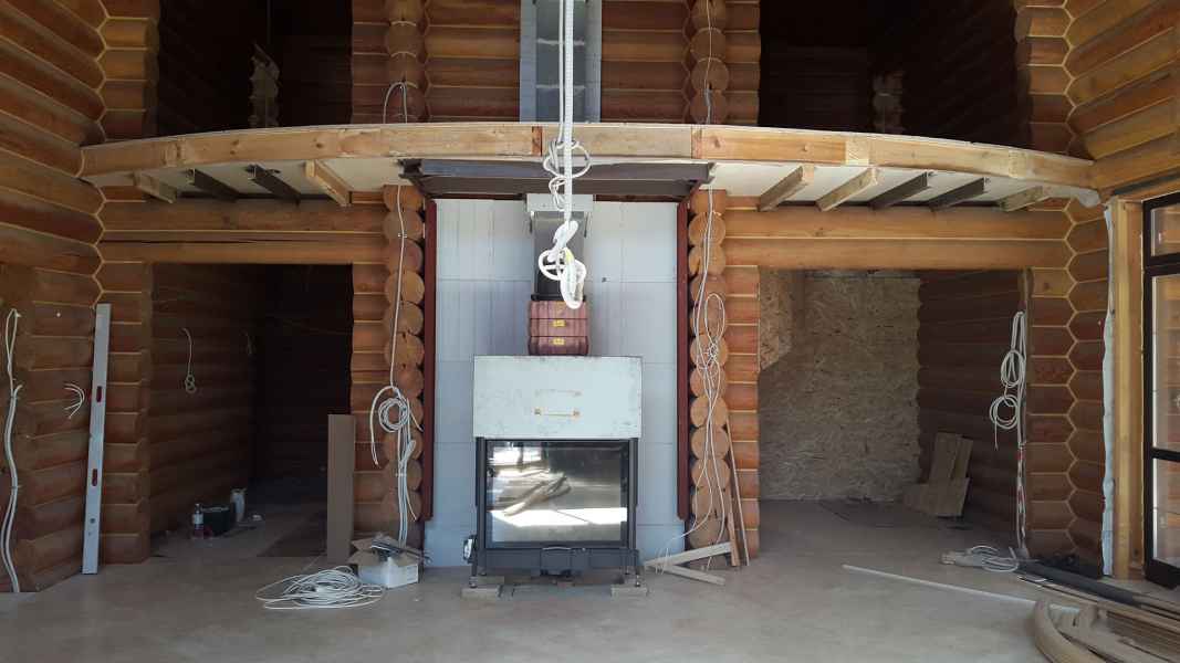 Основание под балкон и портал камина установлены, плавающие замки обязательны