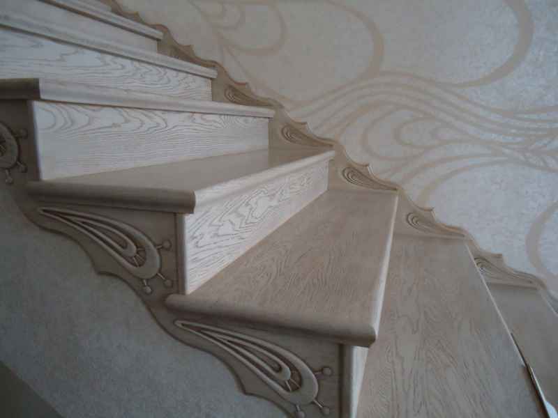 Отделка бетонного марша деревом может быть очень разной - здесь декор повторяет рисунок стен