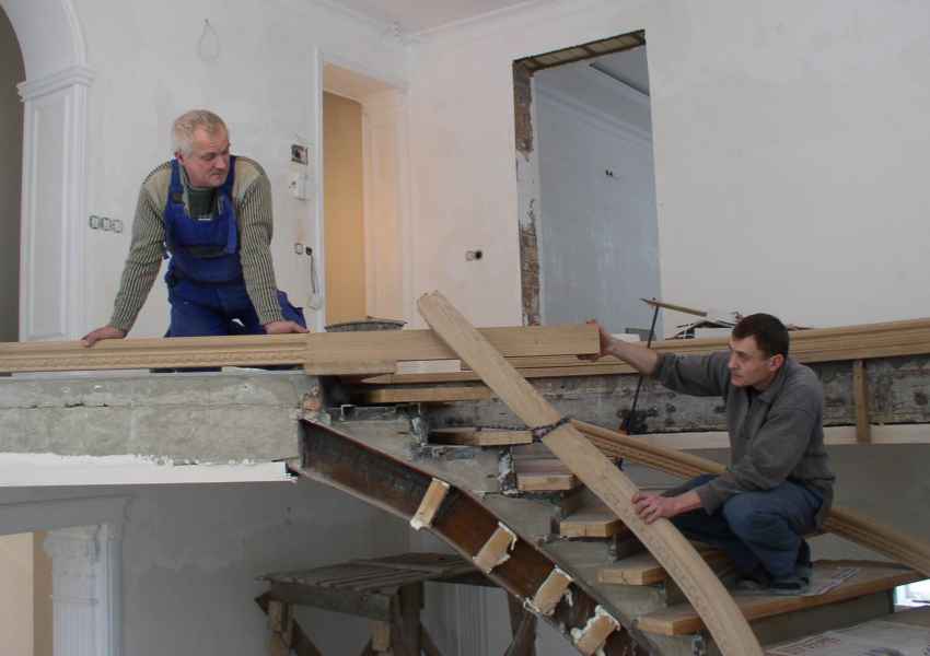 Первая примерка частично обработаных гнутых резных поручней