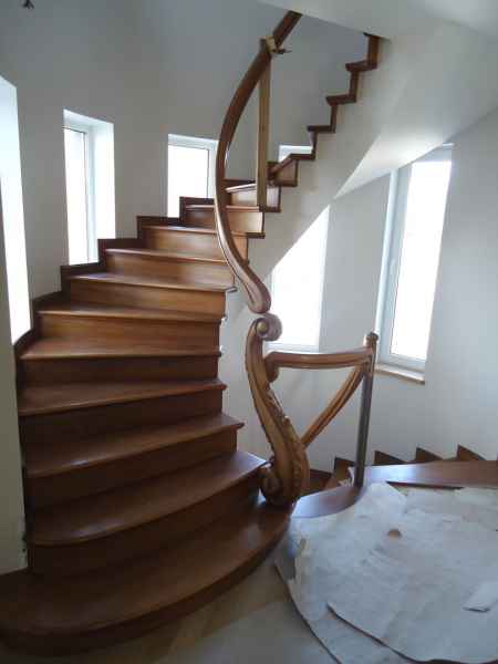 Поменяли лестницу в новом доме, два этажа - получили удобный шаг и красоту