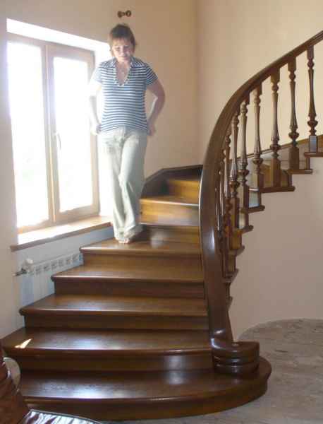 Помощник мастера принимает работу - все в порядке!