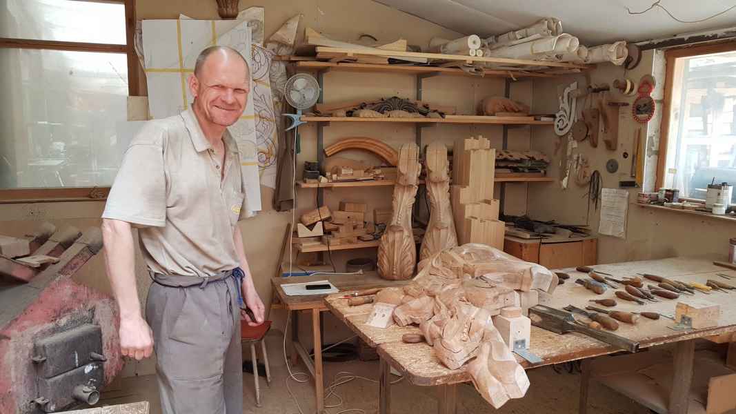 Растим цветы из дуба стамесками да резцами - ручная резьба по дереву, украшение лестницы