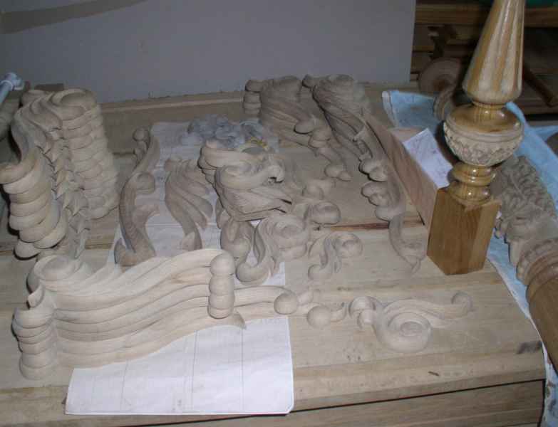 Резные накладные детали достойно украсят лестницу в классическом интерьере и не только