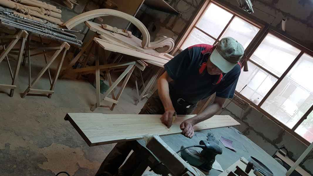 Циклевание и шлифовка - подготовка к отделке деталей будущей лестницы