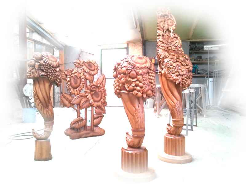 Украшения для лестницы - резные композиции из дуба, ручная работа