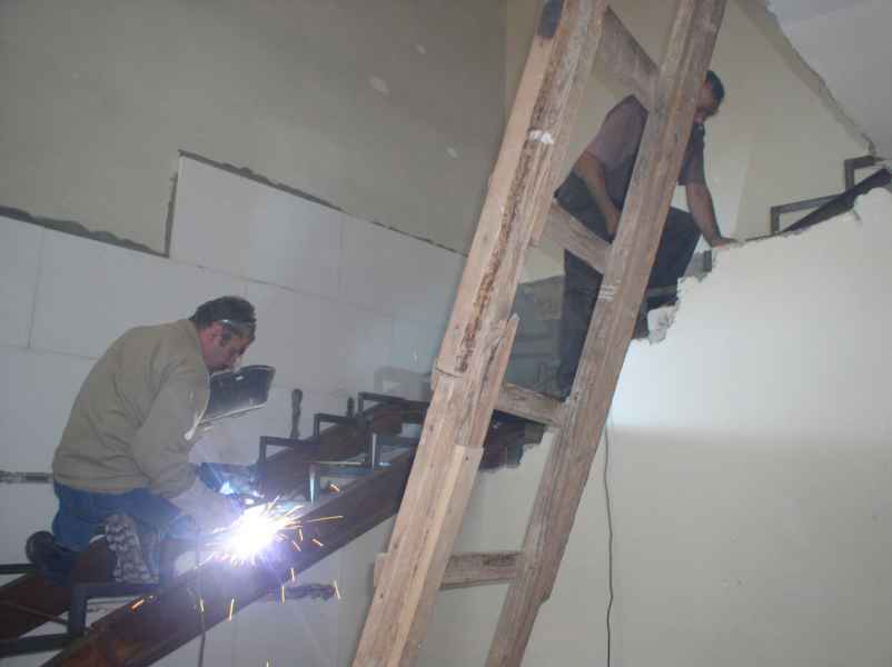 устанавливать металлокаркас для лестницы должны только те, кто будет отделывать марш деревом