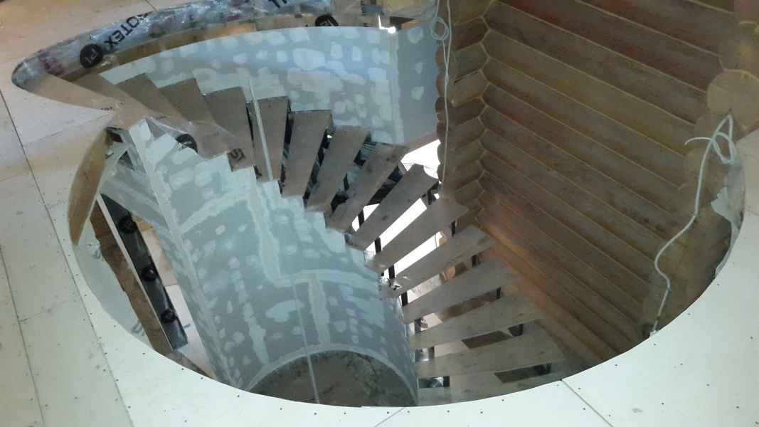 Установили металлический каркас лестницы с плавающими замками 