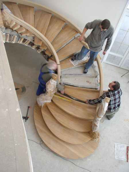 вторая сборка сложного участка лестницы - точная подгонка резных гнутых поручней